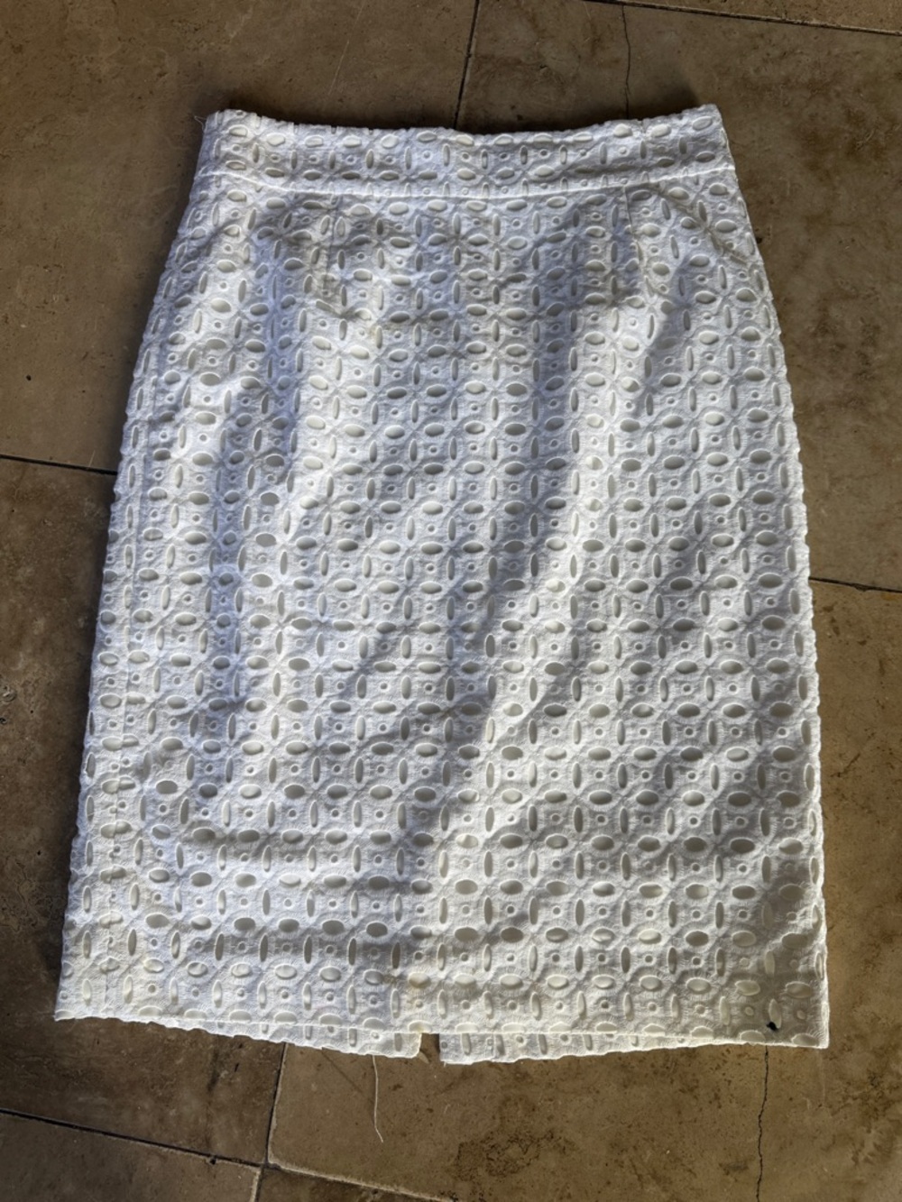 BANANA REPUBLIC ladies, white eyelet, pencil skirt, size 2, tall, perfect cond - Picture 3 of 7